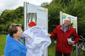 Enthüllung der Infotafel durch Bürgermeisterin H. Spöring und Regionsrat A. Priebs